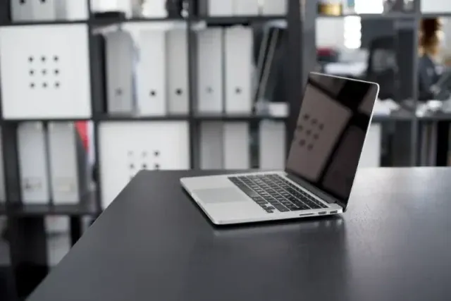 Praktyczny poradnik - jak wybrać odpowiednią baterię do laptopa?