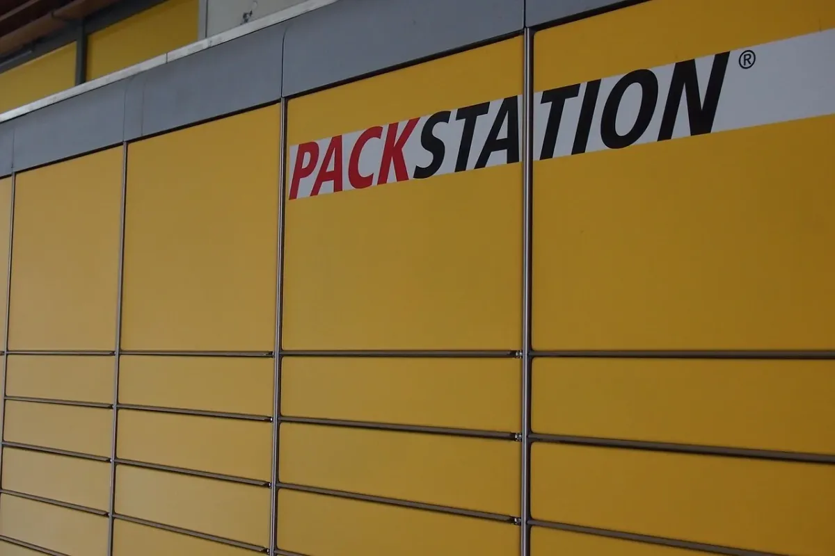 Żółty Paczkomat InPost służący do wygodnego nadawania i odbierania przesyłek o każdej porze dnia.